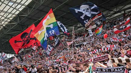 Les supporters du FC Sankt Pauli avant le match contre le VfL Osnabrück, le 12 mai 2024 au Millerntor Stadion d'Hambourg (Allemagne). (AFP)