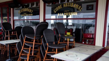 Un bar-restaurant est fermé à Cancale, en Ille-et-Vilaine, le 21 décembre 2020. (MARTIN BERTRAND / HANS LUCAS)