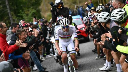 Wie üblich blieb Tadej Pogacar allein, um bei der Lombardei-Rundfahrt zwischen Bergamo und Como am 12. Oktober 2024 zu gewinnen. (Marco BERTORELLO / AFP)