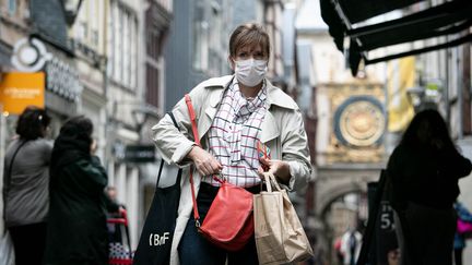 Une femme porte un masque dans une rue de Rouen, le 26 septembre 2019. (LOU BENOIST / AFP)