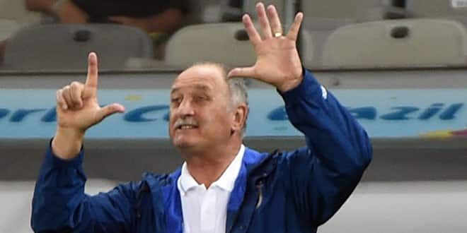 Felipe Scolari qui transmet ses consignes avec sept doigts. Sept, comme le nombre de buts encaissés par son équipe.