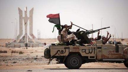 Des rebelles libyens roulant en direction de Ajdabiya, à 160 km au sud-ouest de Benghazi (ouest de la Libye) (AFP - GIANLUIGI GUERCIA)