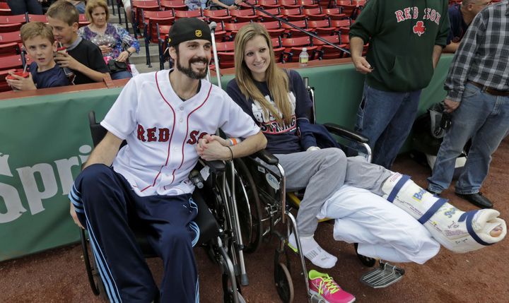 Pete DiMartino et Rebekah Gregory, survivants des attentats du marathon de Boston (Etats-Unis), invit&eacute;s d'honneur d'un match de baseball, le 23 mai 2013. (CHARLES KRUPA / AP / SIPA)