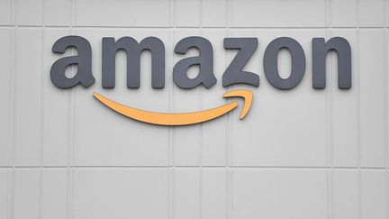 Le logo du géant du commerce en ligne Amazon sur la façade d'un centre de distribution aux Etats-Unis, le 30 mars 2020. (ANGELA WEISS / AFP)