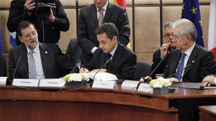 Nicolas Sarkozy (au c.) signe le 2 mars 212 &agrave; Bruxelles (Belgique) le trait&eacute; europ&eacute;en de discipline budg&eacute;taire, entour&eacute; du Premier ministre espagnol, Mariano Rajoy (&agrave; g.), et du pr&eacute;sident du Conseil italien,&nbsp;Mario Monti. (FRANÇOIS LENOIR / REUTERS)