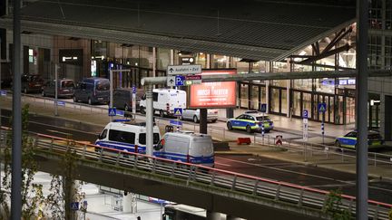 Les forces de police devant l'aéroport d'Hambourg (Allemagne), le 5 novembre 2023, alors qu'en prise d'otage est en cours. (BODO MARKS / DPA / AFP)