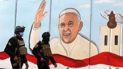 Des membres des forces spéciales irakiennes surveillent une église catholique syriaque de Bagdad (Irak), jeudi 4 mars, à la veille de l'arrivée dans la ville du pape François. (AHMAD AL-RUBAYE / AFP)