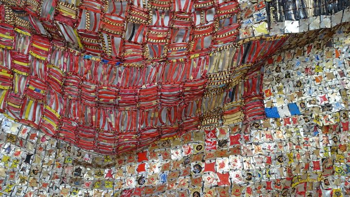 Exposition "faire avec" : oeuvre de El Anatsui, New Layout, 2009, réalisée en bouchons de bouteilles en aluminium, fils de cuivre
 (Corinne Jeammet)