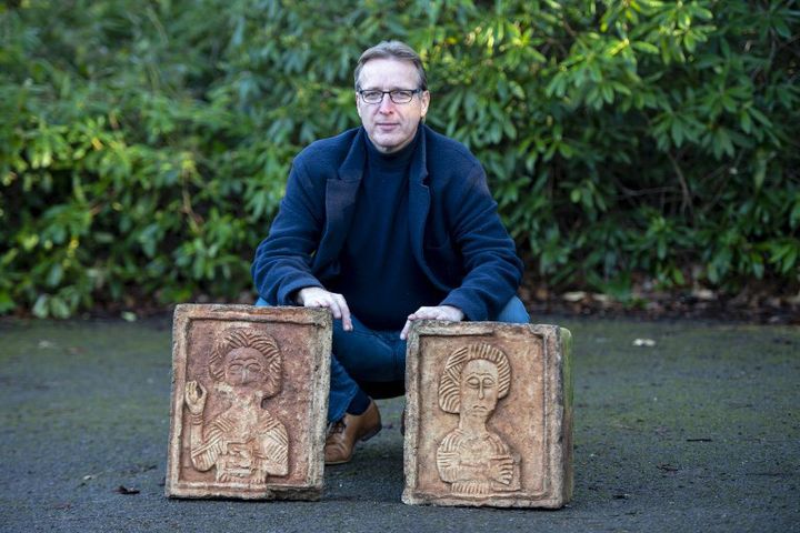 Arthur Brand et les deux pierres gravées millénaires espagnoles restituées à Madrid (janvier 2019)
 (NIKLAS HALLE&#039;N / AFP)