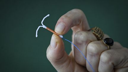 Un stérilet, ou dispositif intra-utérin, au cuivre. (Photo d'illustration) (VALENTINE CHAPUIS / AFP)