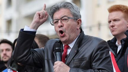 Jean-Luc Mélenchon lors d'un meeting dans une rue de Lille (Nord), le 18 avril 2024. (FRANCOIS LO PRESTI / AFP)