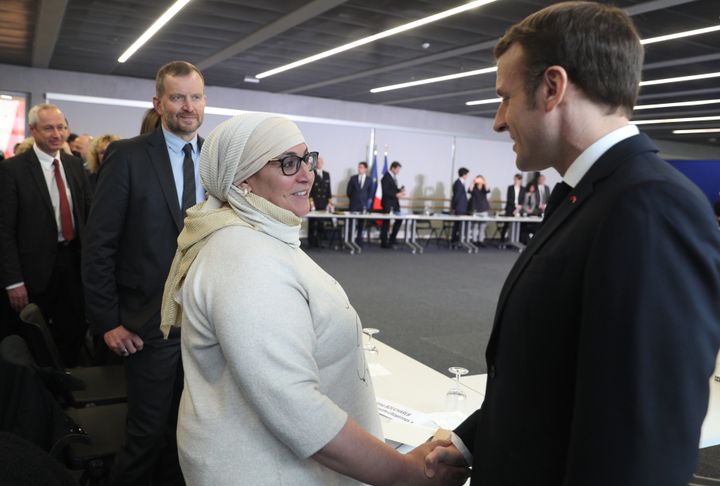 Franck Horter (deuxième en partant de la gauche) et Emmanuel Macron, le 18 février 2020, lors d’une rencontre avec des associations à Bourtzwiller, quartier populaire de Mulhouse.&nbsp; (DAREK SZUSTER / MAXPPP)