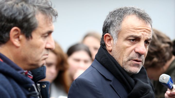 Le producteur Albert Cohen s'exprime devant les m&eacute;dias, aux c&ocirc;t&eacute;s de l'autre producteur du spectacle, Dove Attia. (KENZO TRIBOUILLARD / AFP)