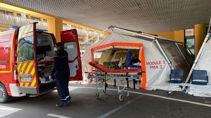 A l’entrée des urgences du CHU de Fort-de-France en Martinique, des tentes accueillent d'abord les patients Covid, 23 août 2021. (BORIS LOUMAGNE / RADIO FRANCE)