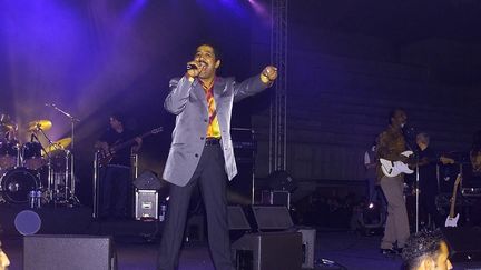 Le chanteur de raï Khaled en&nbsp;concert à Alger en 2000 (- / AFP)