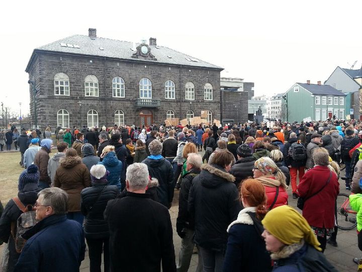 &nbsp; (Manifestation devant le parlement en Islande après la démission du Premier ministre mis en cause dans les Panama papers © Radio France / Sandrine Etoa Andegue)