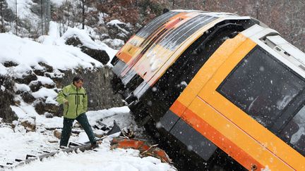 Le train touristique de Digne-les-Bains, apr&egrave;s son d&eacute;raillement, samedi 8 f&eacute;vrier. Deux personnes sont mortes dans l'accident.&nbsp; (JEAN-CHRISTOPHE MAGNENET / AFP)