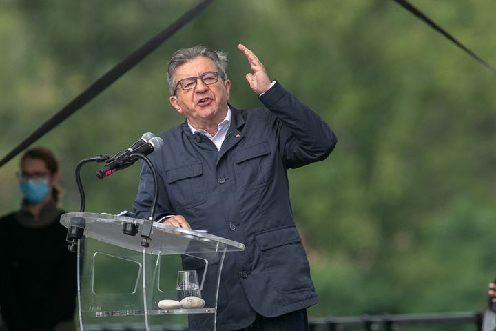 Jean-Luc Mélenchon donne un meeting à Châteauneuf-sur-Isère (Drôme) le 29 août 2021. (NICOLAS GUYONNET / HANS LUCAS / AFP)