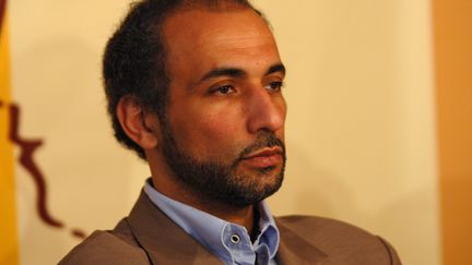 Tarik Ramadan, professeur de philosophie et d'islamologie, lors d'une conférence&nbsp;sur "la condition de la femme musulmane" à Casablanca le 1er avril 2006. (MAXPPP)