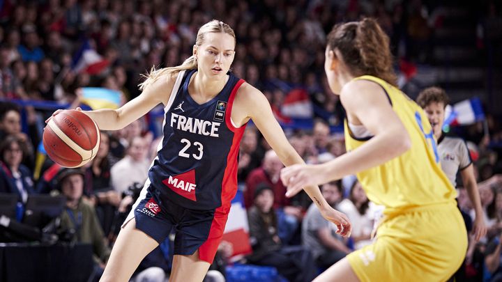 Marine Johannes face à l'Ukraine lors des qualifications pour l'Eurobasket, le 27 novembre 2022. (ANN-DEE LAMOUR / AFP)