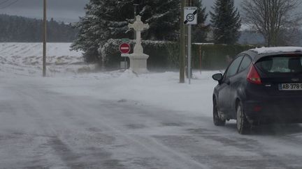 Vague de froid : dans la Loire, les chutes de neige ont perturbé la circulation (FRANCE 2)