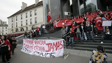 La place de la Bastille occupée par des manifestants turcs, dimanche après-midi. (ALEXANDER KLEIN / AFP)