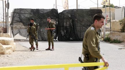 Des soldats israéliens dans le désert du Néguev, à la frontière avec l'Egypte, le 3 juin 2023. (MENAHEM KAHANA / AFP)