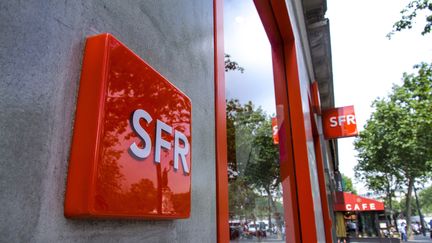 Une boutique SFR à Paris, le 6 septembre 2013. (NATHAN ALLIARD / PHOTONONSTOP / AFP)