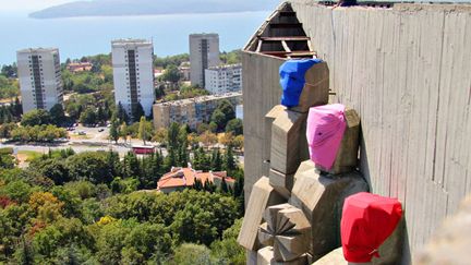 Des cagoules ont &eacute;t&eacute; install&eacute;es sur le m&eacute;morial de l'arm&eacute;e Rouge &agrave; Sofia (Bulgarie) pour soutenir les Pussy Riot, le 22 ao&ucirc;t 2012. (REX / SIPA)