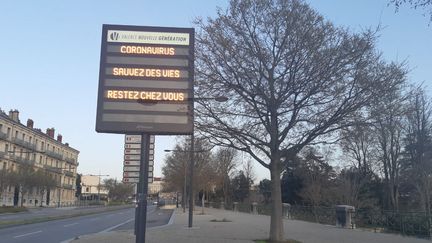 Panneaux d'information à Valence (Drôme) au premier jour du confinement lié au coronavirus Covid 19 (NATHALIE RODRIGUES / FRANCE-BLEU DRÔME-ARDÈCHE)