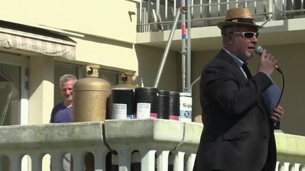 Confinement : chanter avec les personnes âgées à leur balcon