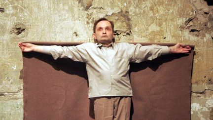 Le danseur et chorégraphe Raimund Hoghe&nbsp;répète le spectacle "36 avenue Georges Mandel" au festival d'Avignon, le 15 juillet 2007 (MICHEL GANGNE / AFP)