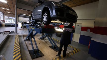 Un technicien réalise un contrôle technique sur un véhicule, le 7 novembre 2017, à Pont-de-Roide (Doubs). (MAXPPP)