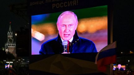 Le président russe, Vladimir Poutine, lors d'un discours sur la place Rouge après l'annexion des territoires partiellement occupés d'Ukraine, le 30 septembre 2022. (NATALIA KOLESNIKOVA / AFP)