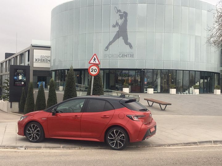 Essayée sur les petites routes de Majorque, ici devant le centre de tennis Nadal. (SERGE MARTIN FRANCE INFO)