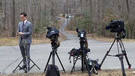 Un journaliste de t&eacute;l&eacute;vision patiente pr&egrave;s de la maison d'une des trois victimes am&eacute;ricaines du crash de la Germanwings &agrave; Nokesville (Virginia, Etats-Unis), le 25 mars 2015. (CLIFF OWEN / AP / SIPA)