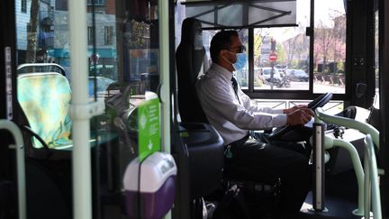 Les chauffeurs de bus font partie des professions prioritaires pour la vaccination contre le Covid-19 et dont la liste a été publiée mardi 20 avril 2021. Photo d'illustration. (ALAIN JOCARD / AFP)