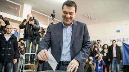  (Le leader de la coalition de gauche radicale Syriza, Alexis Tsipras dans un bureau de vote, ce dimanche. © Maxppp)