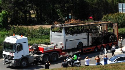 La carcasse du bus&nbsp;ciblé par une attaque lors de son&nbsp;évacuation du site, le 19 juillet 2012 à l'aéroport de Bourgas (Bulgarie).&nbsp; (NIKOLAY DOYCHINOV / AFP)