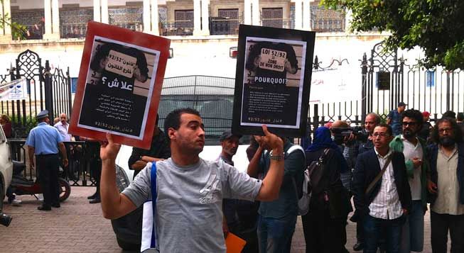 &nbsp; (Devant le palais de justice de Tunis., une manifestation pour réclamer la libération d'Azyz Amami © Radio France - Thibaut Cavaillès)