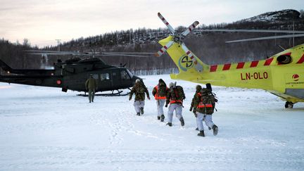 Une trentaine de secouristes assist&eacute;s par des chiens et des h&eacute;licopt&egrave;res ont &eacute;t&eacute; d&eacute;ploy&eacute;s pour sauver les randonneurs pris dans une avalanche, le 19 mars 2012, dans le nord de la Norv&egrave;ge. (JAN-MORTEN BJORNBAKK / SCANPIX NORWAY / AFP)