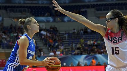 L'intérieure américaine Griner défend sur son homologue français Cata Chitiga (OZAN KOSE / AFP)