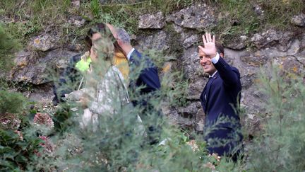 Le président de la République Emmanuel Macron lors d'un déplacement à Biarritz (Pyrénées-Atlantiques), le 25 août 2019, pour un sommet du G7. (LUDOVIC MARIN / AFP)