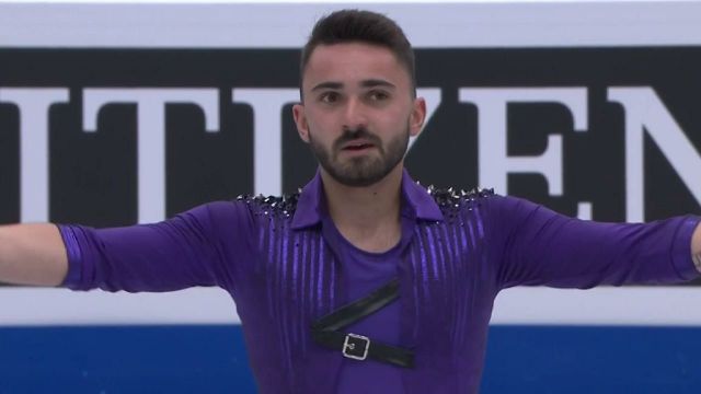 Juste après son compatriote Adam Siao Him Fa, Kevin Aymoz s'élance sur la glace de Montpellier. Une petite erreur le contraint malheureusement à un score de 85.26, il est pour l'instant 6ème.