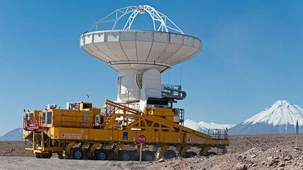 Depuis 2009, d’énormes véhicules jaunes vifs montent à 5100 m d’altitude sur le plateau de Chajnantor pour acheminer les 66 antennes composant le télescope géant d’ALMA.
	
	Ces mastodontes de la route pèsent 130 tonnes, mesurent 20 mètres de long, 10 mètres de large et 6 mètres de haut. Ils sont équipés de 28 pneus.
	
	Ils sont capables de positionner les antennes aux millimètres près, de les déplacer rapidement et de les reconfigurer avec la même précision en fonction des demandes des astronomes. Aujourd’hui, une trentaine de configurations sont possibles. (ESO/ Max Alexander)