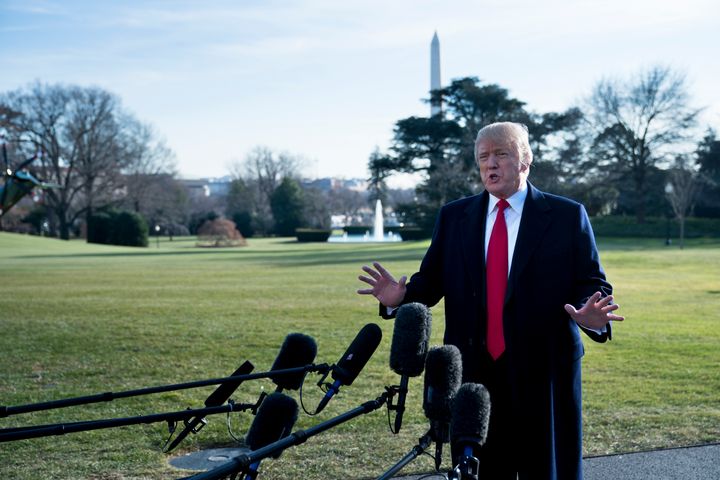 Le président américain Donald Trump s'adresse aux journalistes, le 21 décembre 2017, à Washington (Etats-Unis), avant d'embarquer à bord de son hélicoptère. (BRENDAN SMIALOWSKI / AFP)