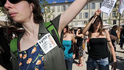 Des professionnels du spectacle protestent contre la pr&eacute;carisation des intermittents, lors d'une manifestation en marge du festival d'Avignon, en 2011. (GERARD JULIEN / AFP)