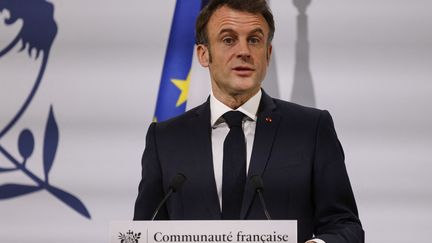 Le président de la République est cette-fois accompagné d’une cinquantaine de patrons de PME et d’entreprises ainsi que de la présidente de la commission européenne. (LUDOVIC MARIN / AFP)