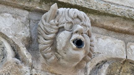 La gargouille à l'effigie de Cabu en surplomb à l'entrée du Vieux Port de La Rochelle.
 (Savier Leoty / AFP)