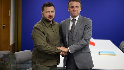 Ukrainian President Volodymyr Zelensky and French President Emmanuel Macron, in Granada (Spain), October 5, 2023. (HANDOUT / UKRAINIAN PRESIDENTIAL PRESS SER / AFP)